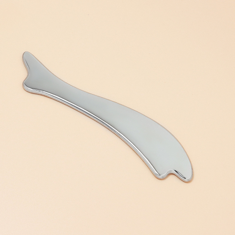Kişiselleştirilmiş Renkler ve Logolu Balık Şekilli Çinko Alaşımlı Gua Sha Pano Kişiselleştirilmiş Renkler ve Logolu Balık Şekilli Çinko Alaşımlı Gua Sha Pano
